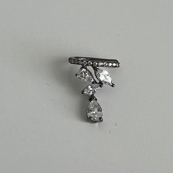 Ear Cuff Earring (Right) - Picture 3 of 4